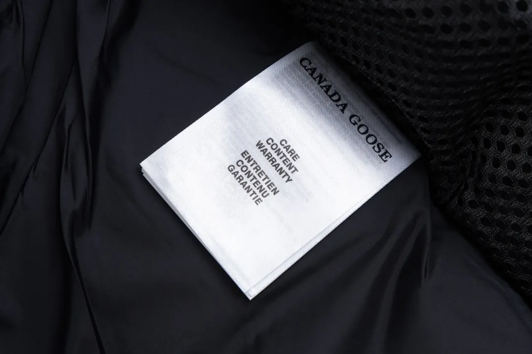 P820 (Top wolf fur version delivery handbag) Canada Goose Canada Goose #Expedition expedition parka classic down jacket ➖ Imported 21-count polyester-cotton blended original fabric [last year’s 16-count/18-count hard fabrics have been completely eliminated, this year all use 21-count genuine synchronous fabrics, the soft mid-band feels delicate and textured], genuine synchronous Feather-Light 10D waterproof coated fabric, made of 84.5% polyester fiber and 15.5% cotton, 100% the best feel in the entire network! ➖ The genuine official website uses the national standard 80 white duck down, and will never be misled by false claims such as 90 down or goose down! ➖ Using the best nylon lining with double double-layer sealing design, velvet-proof No. 7 needle + grid-filled down ready-made garments, there is 100% no so-called velvet running! ➖ The cuffs are designed with thickened seamless threads, and the collar and pockets are lined with top-quality polar fleece to keep you warm and comfortable! ➖ Yoshida YKK provides original custom-made electroplated sliders. YKK two-way lockable zippers are tight and smooth and will not peel off paint! ➖ 3M composite guarantees that the Velcro is the same as the original, durable, and all accessories and hardware are custom-made! ➖ Imported BEHRINGER embroidery machine to customize the 10,000-needle embroidery logo, 98% of which can be reproduced to restore the original logo. You can check and compare on the official website! ➖ The fur collars are all made of large pieces of Western Canadian blue wolf hide, ensuring that each fur collar is 13-15cm wide!